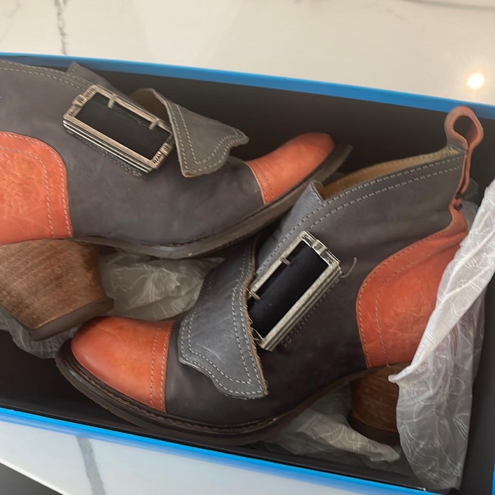Fluevog porter salmon/blue. Size6